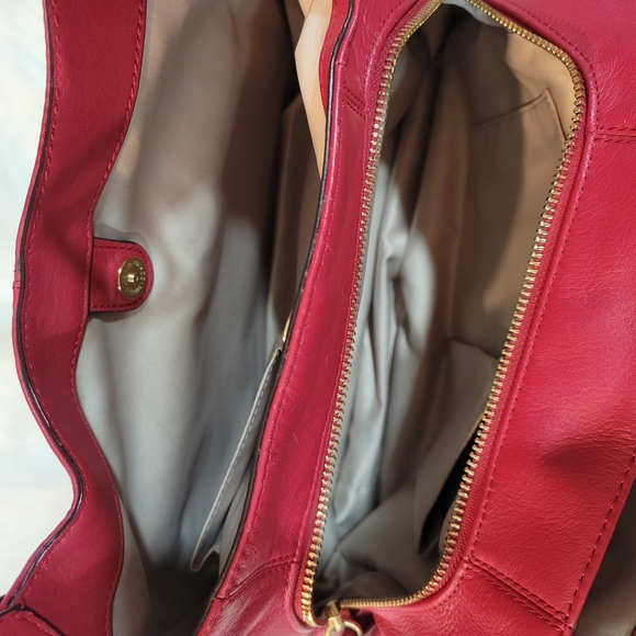 Elegant Red Leather Shoulder Bag - Picture 12 of 16